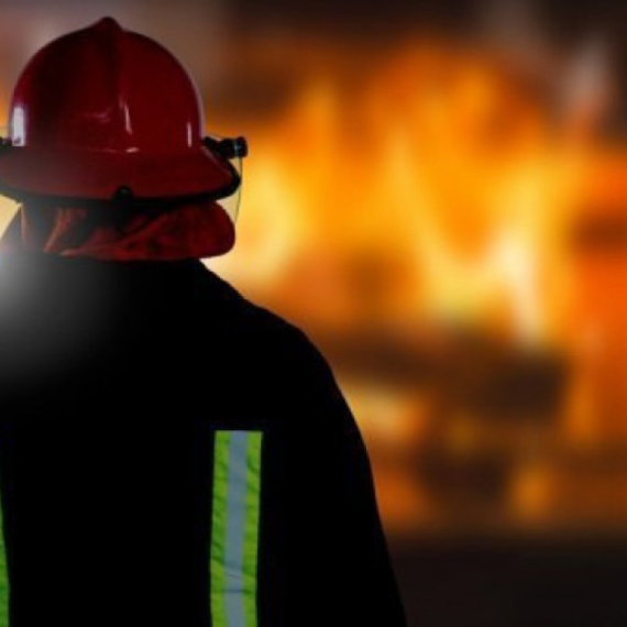 Drama u Apatinu: Izbio požar u fabrici, crni dim kuljao na sve strane VIDEO