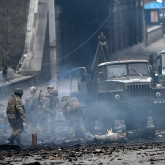 Penzioner se zakucao u vojni autobus: Stradao vozač automobila, devet ruskih vojnika povređeno