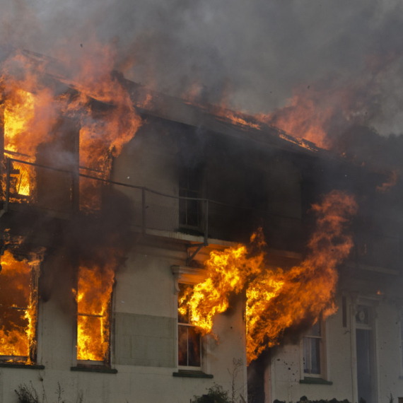 Požar u centru Leskovca zahvatio stambenu zgradu VIDEO