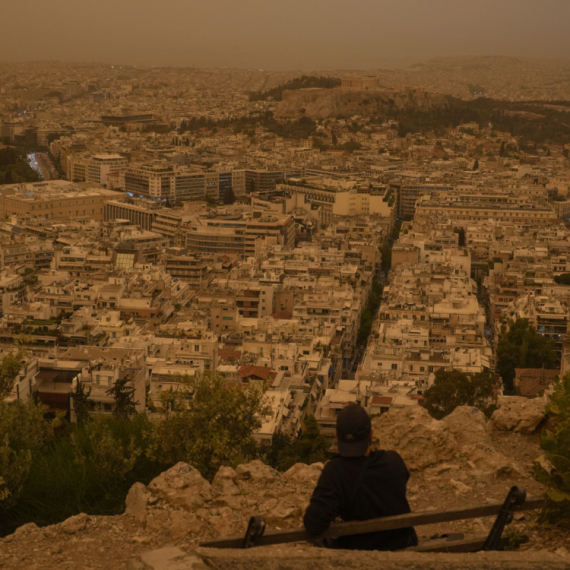 Nestvarni snimci iz Grčke: Oblaci prašine prekrili Atinu FOTO