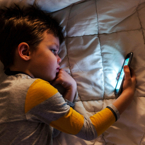 Stručnjaci: Zabraniti smartfone deci mlađoj od 13 godina