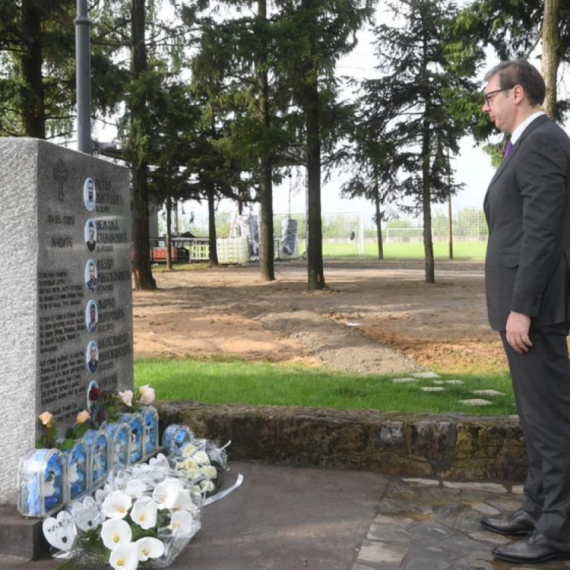 Vučić laid flowers in Malo Orašje and Dubona: I promise that the state will not allow crime to go unpunished