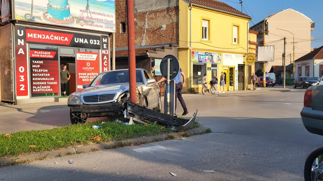 Mercedesom se zakucao u banderu na kružnom toku FOTO Čačak Hronika