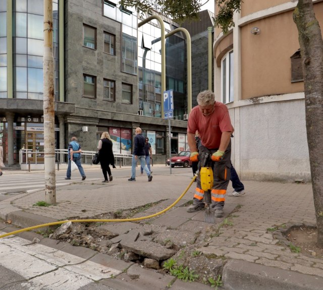 Počeli radovi na rekonstrukciji i izgradnji kosih ravni za osobe sa