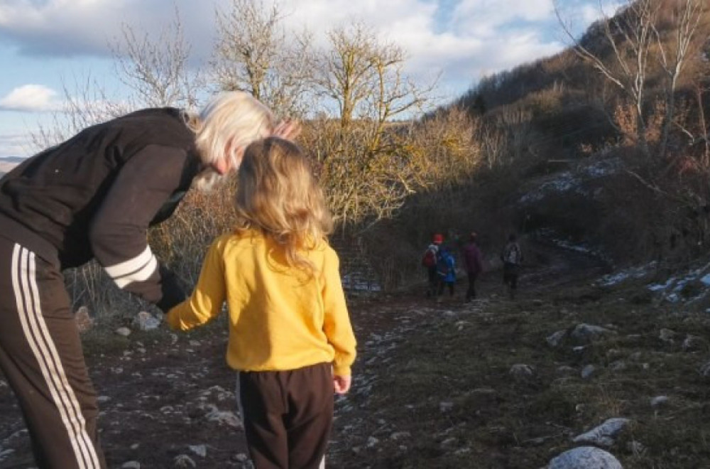 Enela ostala sama sa petoro dece na ledenom Pešteru: Humanitarac želi da im pomogne