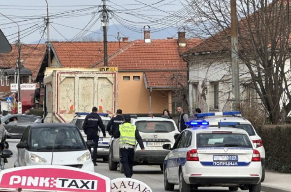 Karambol u Čačku: Sudar dva kamiona i jednog automobila u širem centru grada