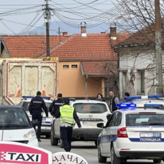 Karambol u Čačku: Sudar dva kamiona i jednog automobila u širem centru grada