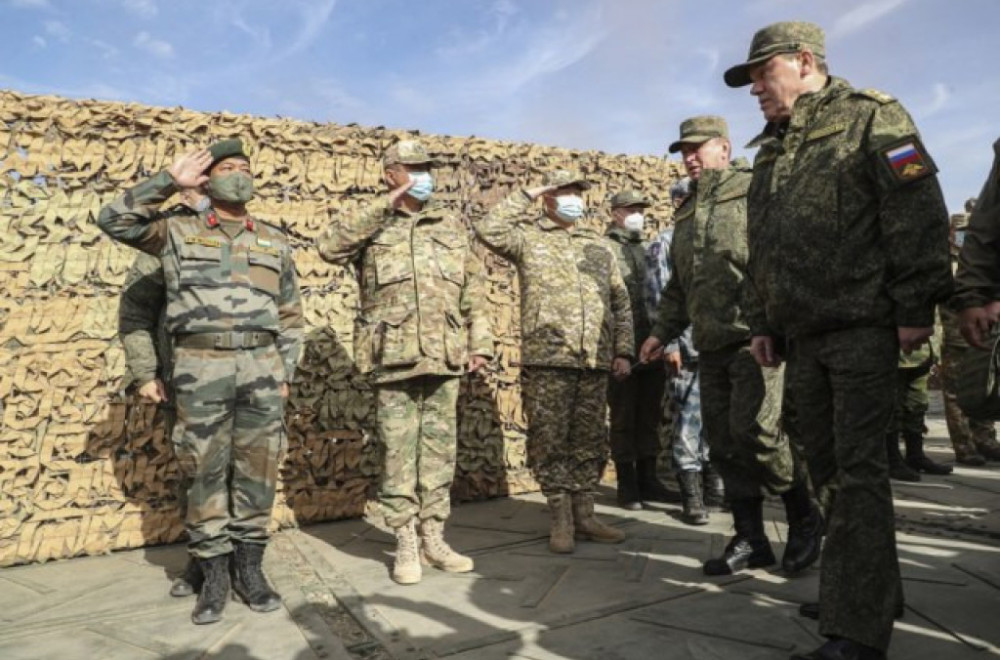 Gerasimov na frontu: Najistaknutijim vojnicima uručio medalje VIDEO