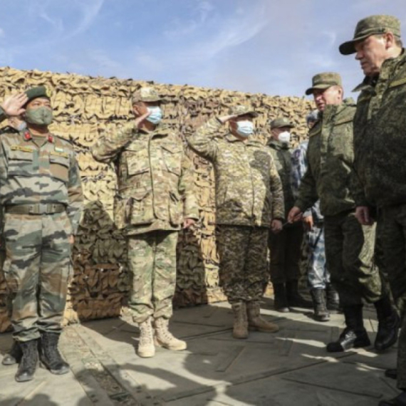 Gerasimov na frontu: Najistaknutijim vojnicima uručio medalje VIDEO