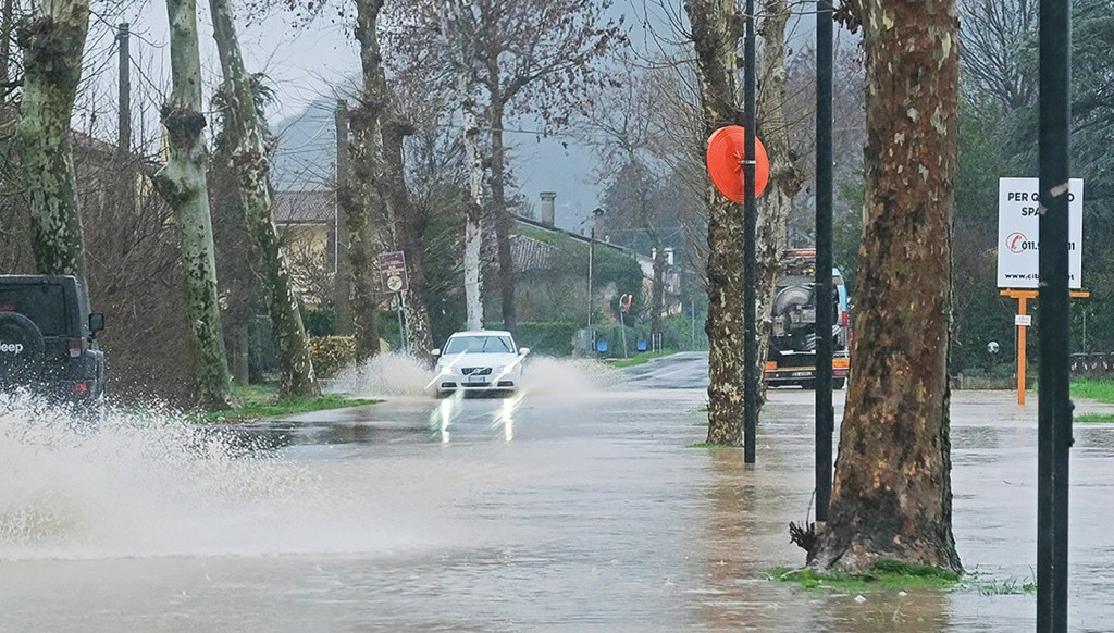 Izdato "crveno" upozorenje: Zatvorene škole, vozovi zaustavljeni