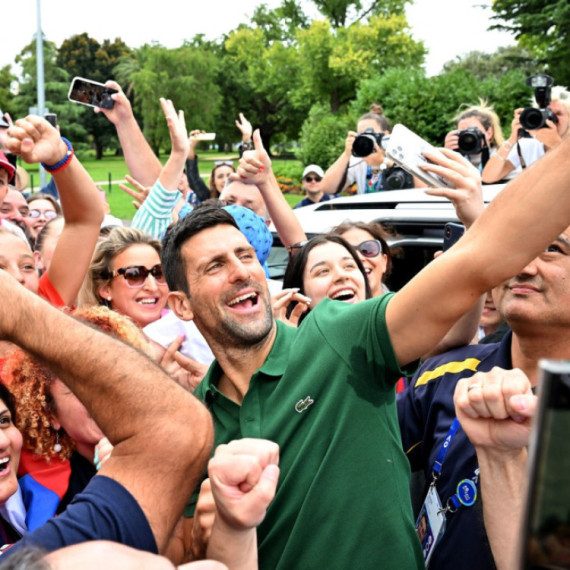 Novak Đoković i Cicipas napravili šou na ulici, prolaznici oduševljeni FOTO