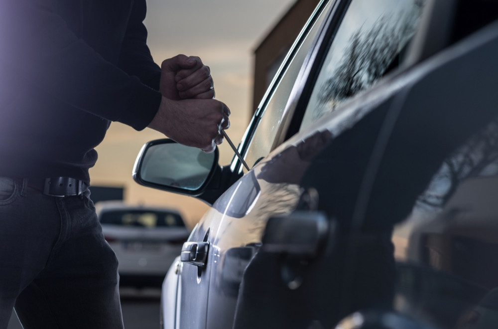 Neverovatna krađa: Lopovi odvezli 45 automobila, kamere sve snimile VIDEO