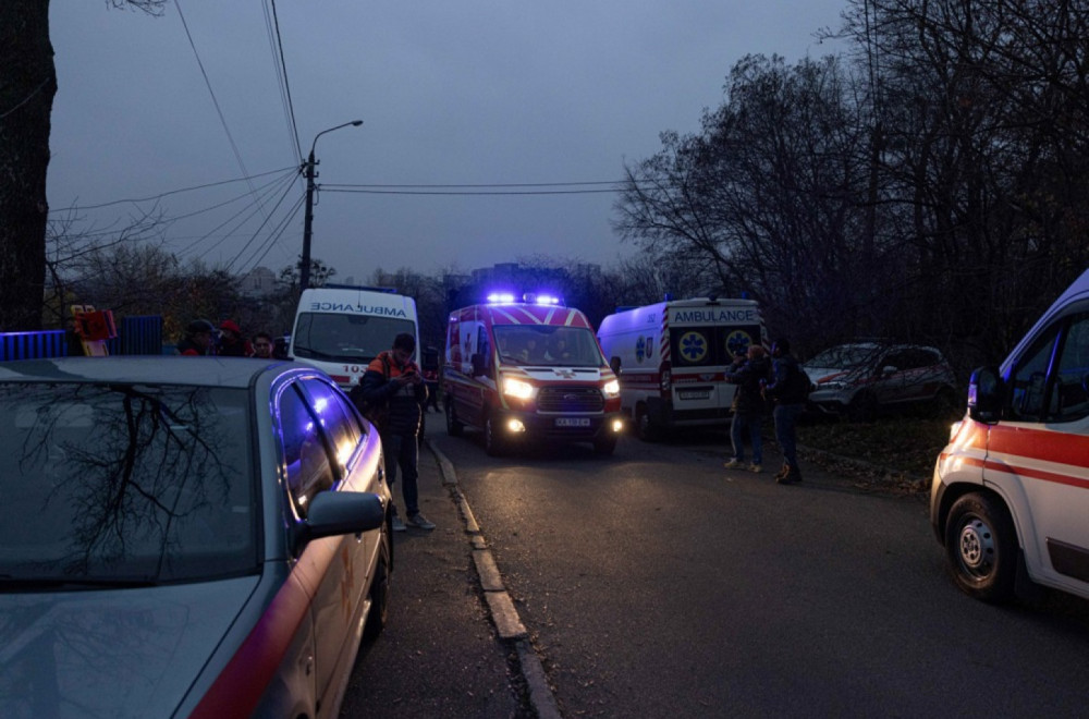 Karambol kod Bačkog Petrovca: Automobil visio sa mosta; Povređena deca FOTO