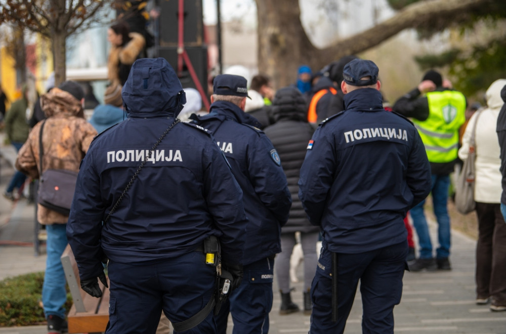 Policija u tržnim centrima: Pojačane bezbednosne mere FOTO