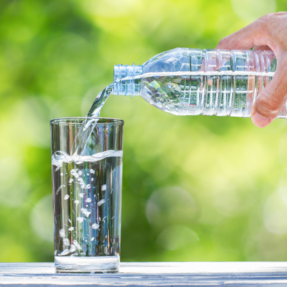 Gaziranu vodu pijemo svi, a da li znate kakvo je njeno pravo dejstvo na organizam?
