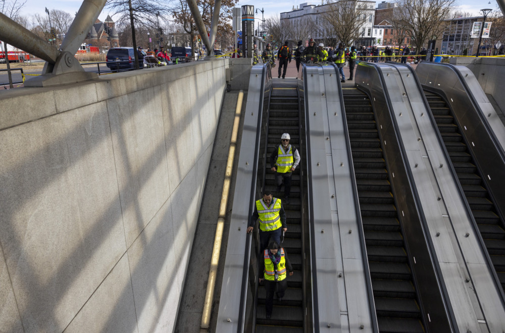 Užas u njujorškom metrou; Muškarac gurnut pod voz