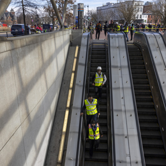 Užas u njujorškom metrou; Muškarac gurnut pod voz