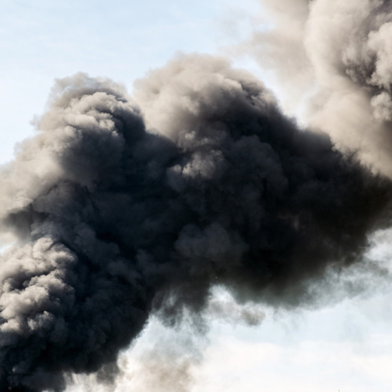 Gust crni dim na auto-putu kod Valjeva: Sudarili se kombi i auto, izbio požar VIDEO