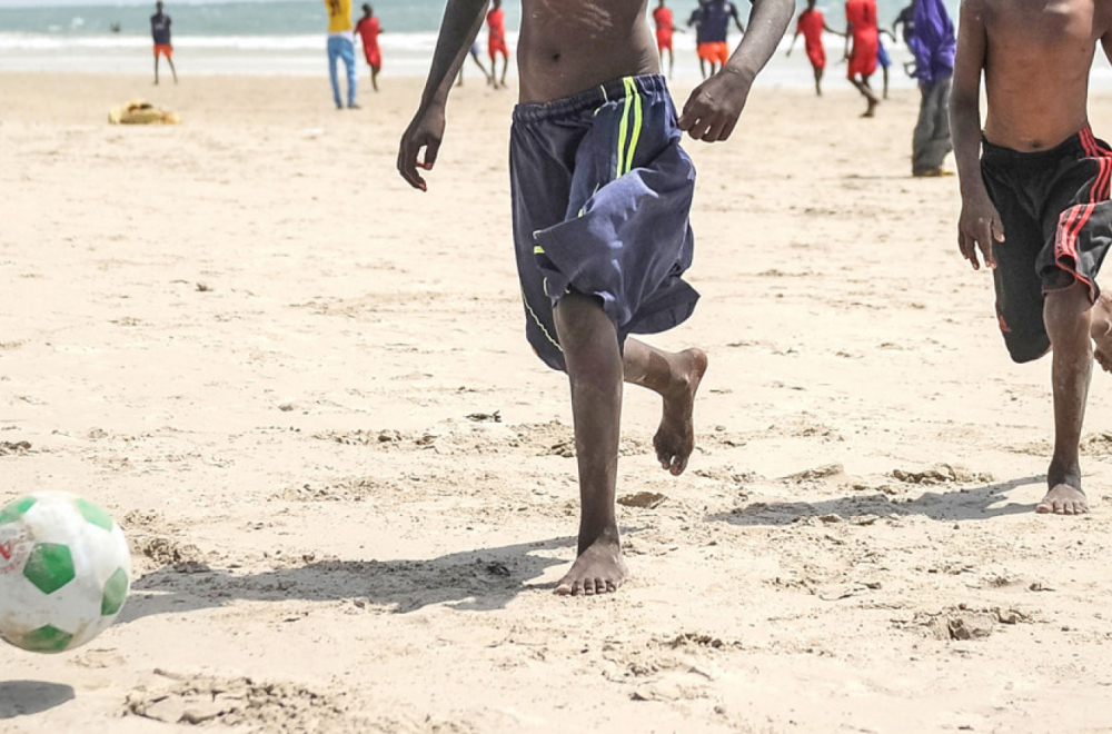 Somalija: Stratište na peščanoj plaži koje služi kao fudbalski teren