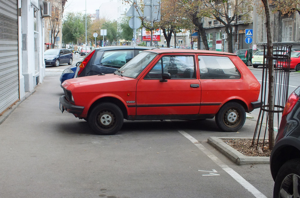 "Rezervisanje" parkinga na srpski način: Čuvanje mesta stolicom ili kofom je kažnjivo