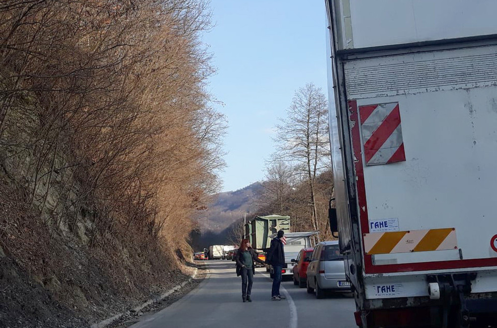 Vozači, oprez! Miniranje na deonici magistralnog puta