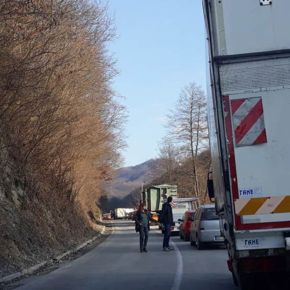 Vozači, oprez! Miniranje na deonici magistralnog puta