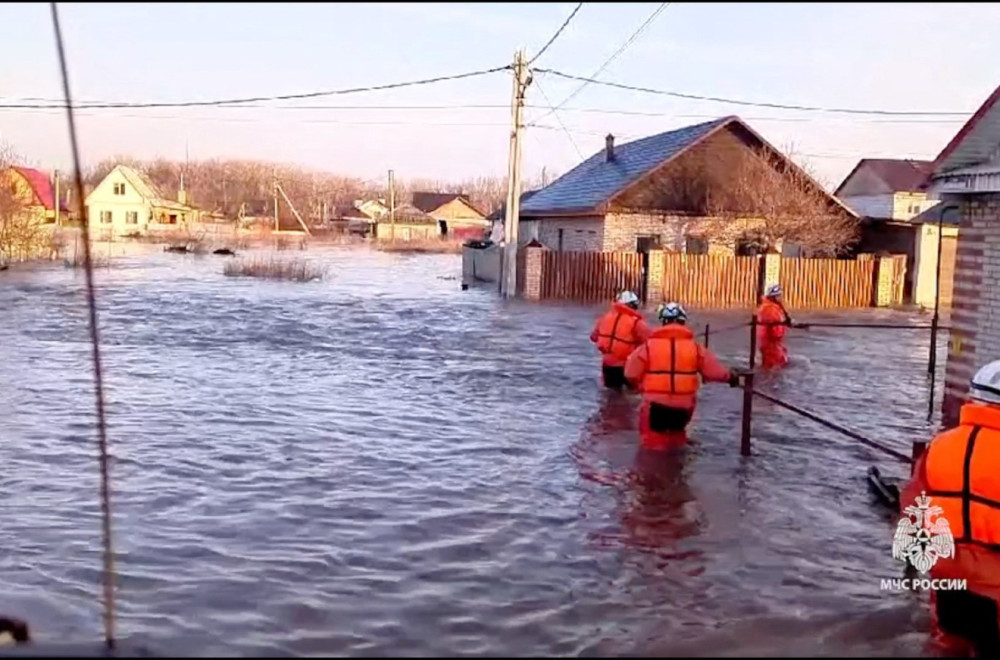 Voda nosi sve pred sobom; Na hiljade evakuisanih VIDEO