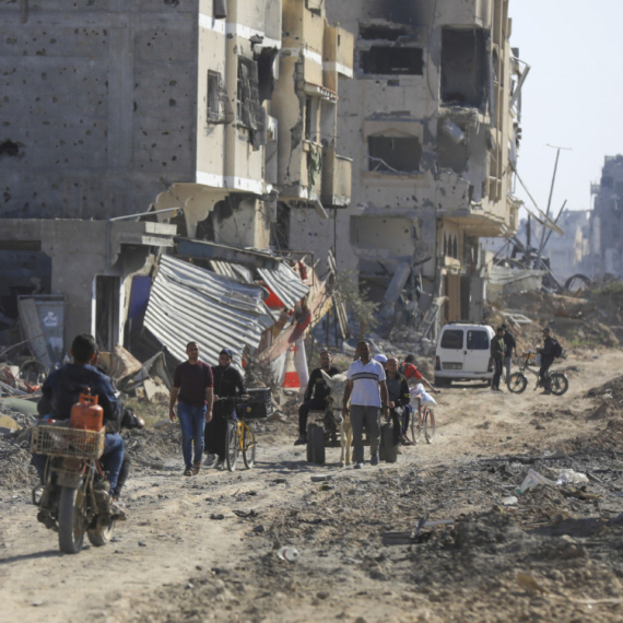 Palestinci se vraćaju u Kan Junis na jugu Gaze nakon povlačenja izraelske vojske