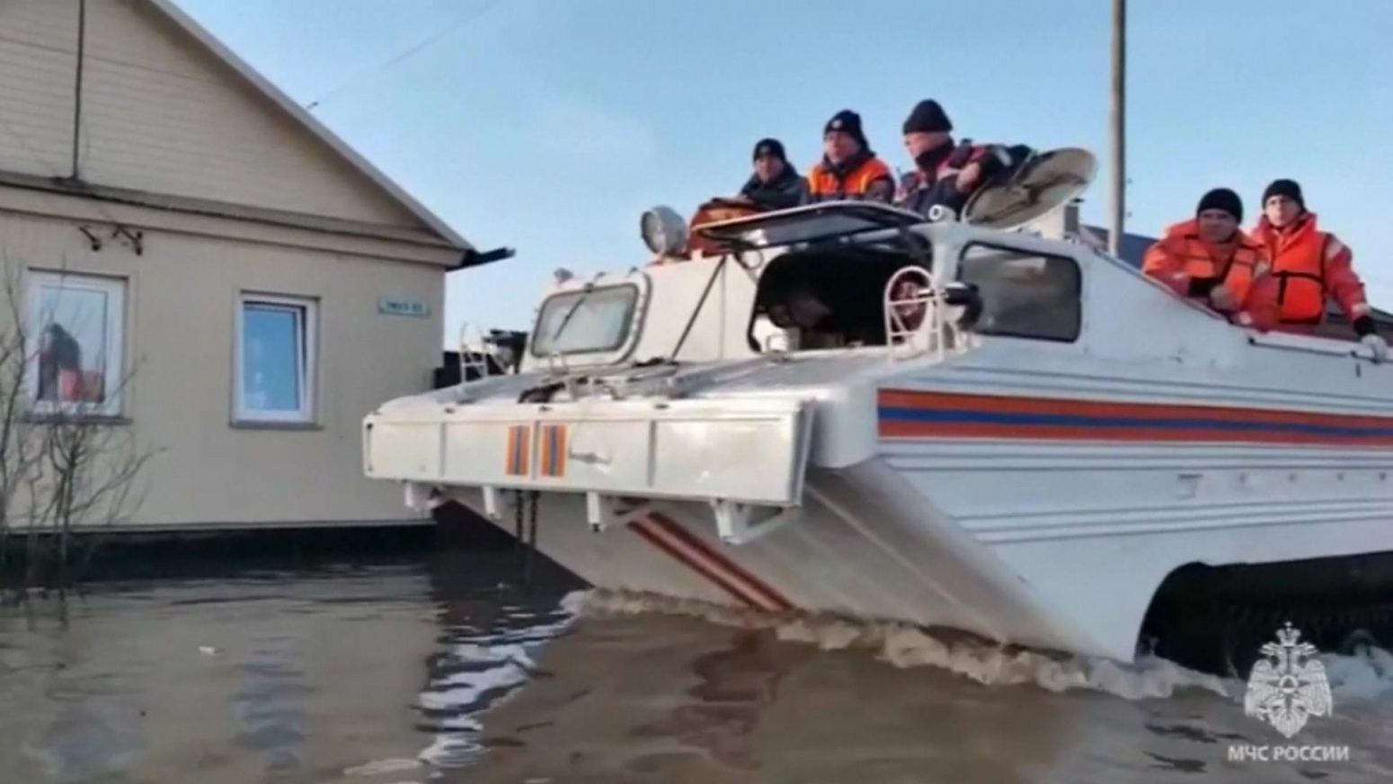 Thousands forced to evacuate after Russian dam bursts