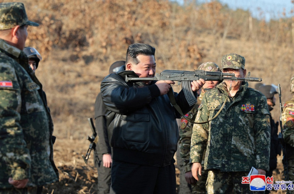 Kim Džong Un pogodio 5x centar "snajperom"; Stručnjak: On ne ume ni pušku pravilno da drži FOTO