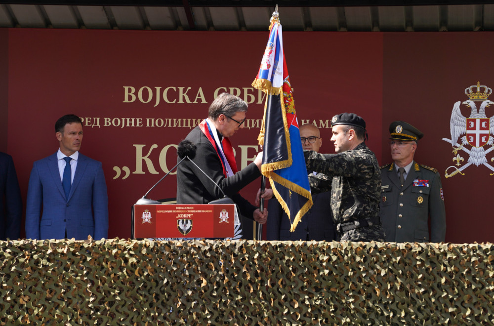 Vučić dodelio vojnu zastavu: Obraz nema cenu, žele da nas okarakterišu kao genocidne, suprotstavićemo se
