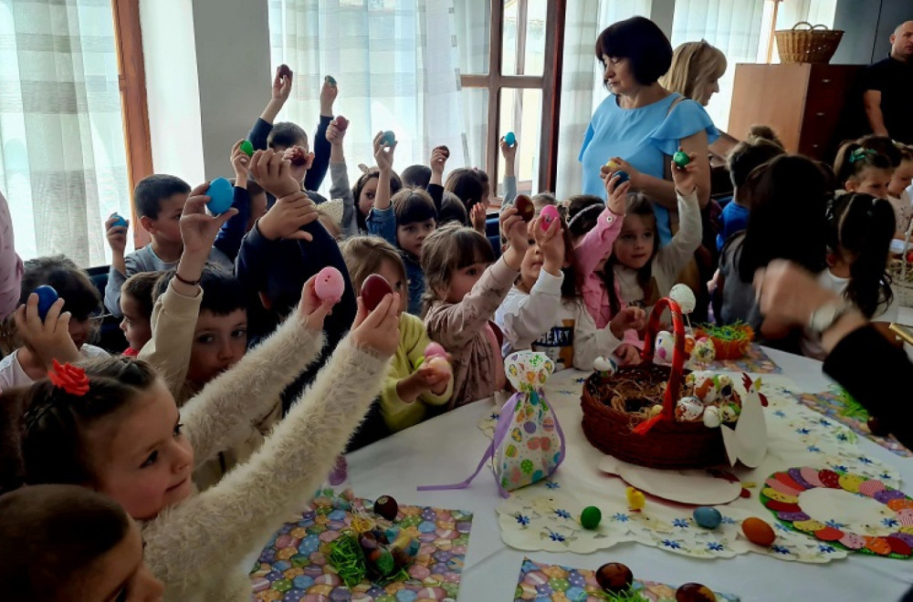 Mališani iz Gornjeg Milanovca na najlepši način proslavili veliki praznik FOTO