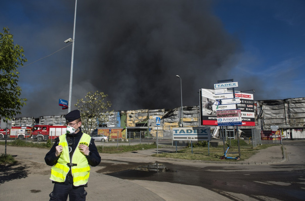 Tržni centar u Varšavi potpuno uništen: Vatra je sve progutala, nema povređenih VIDEO