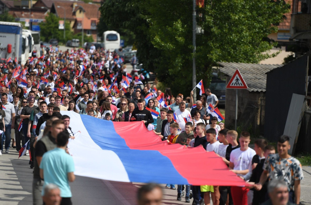 Srbi u Leposaviću razvili veliku srpsku zastavu na dan Svetog Vasilija FOTO