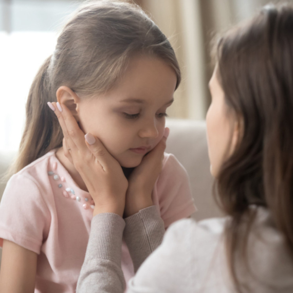 Mama i ćerka ne bi trebalo da budu drugarice, ovo su negativne strane takvog odnosa