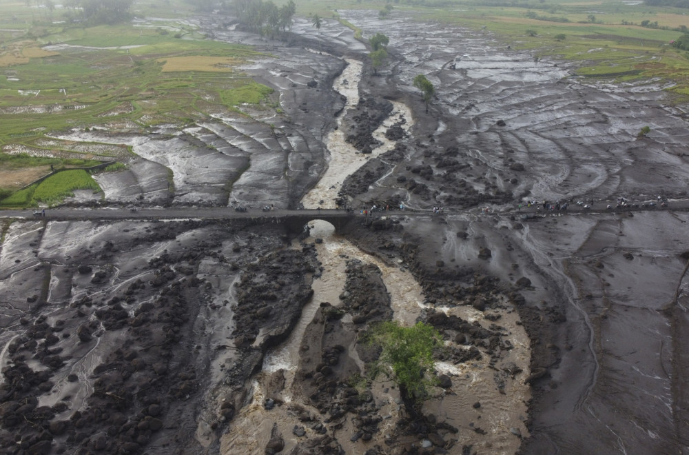 Bujice, klizišta i hladna lava; 37 mrtvih