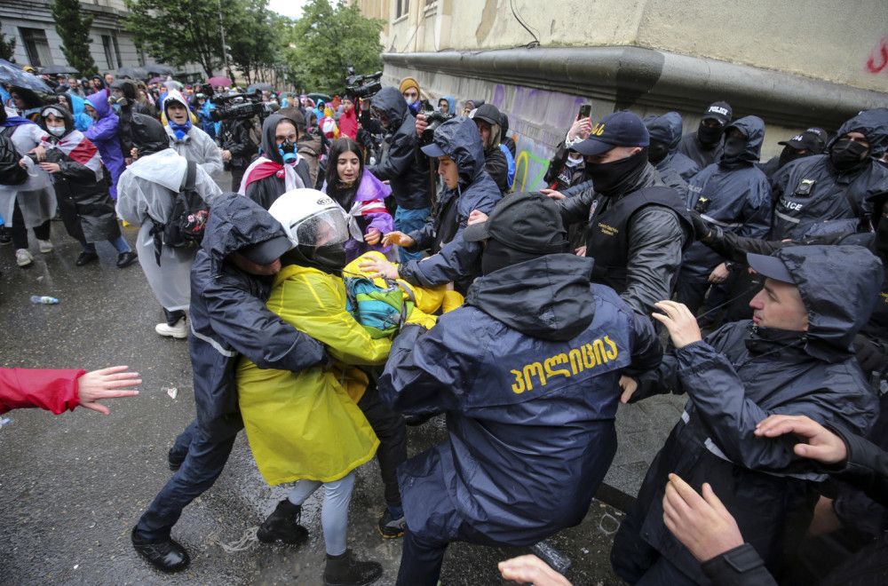 Gruzija usvojila zakon o "stranim agentima"; 20 privedenih na protestu, među njima Rus i Amerikanci VIDEO