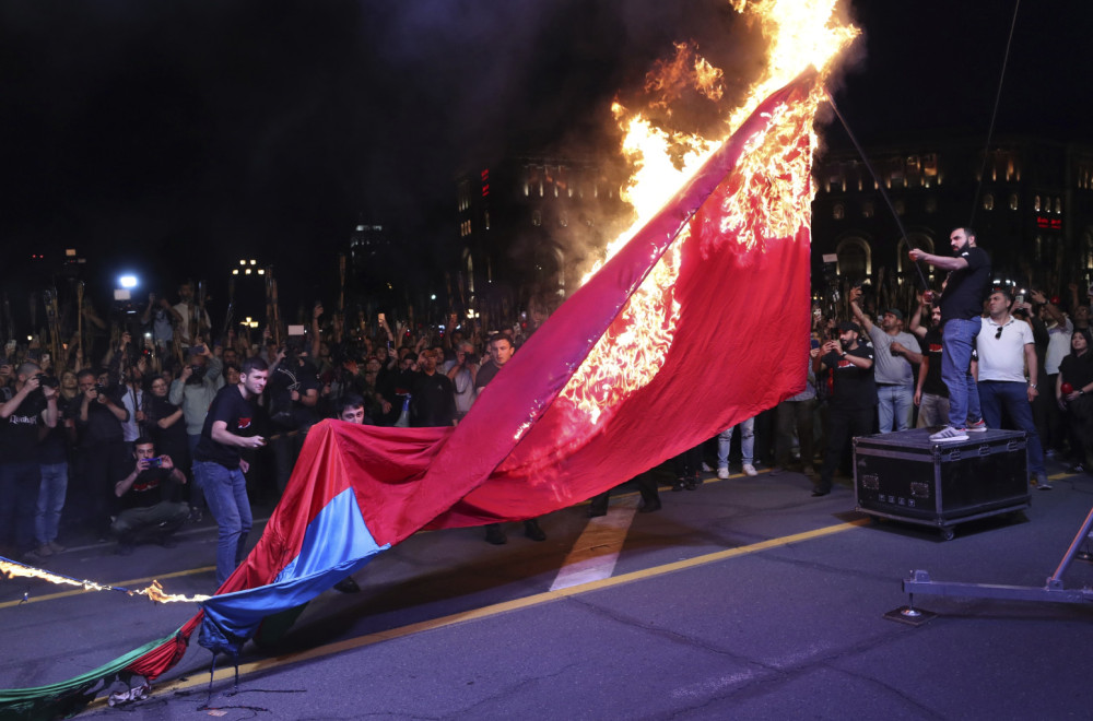 Haos na ulicama prestonice; Teritorija je predata