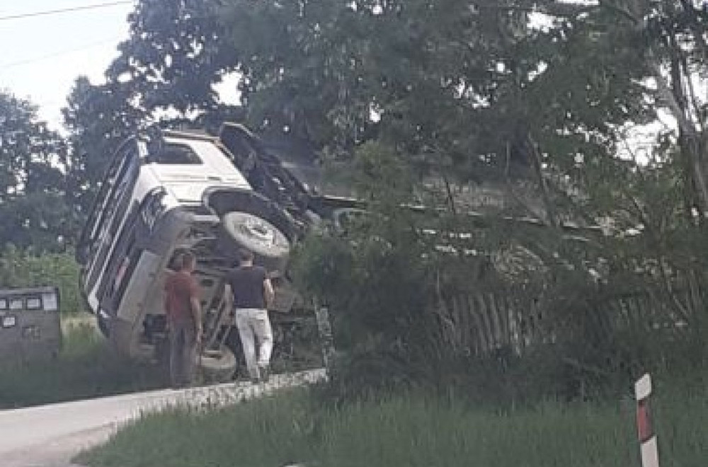 Prevrnuo se građevinski kamion u selu kod Čačka, završio u kanalu pored puta FOTO