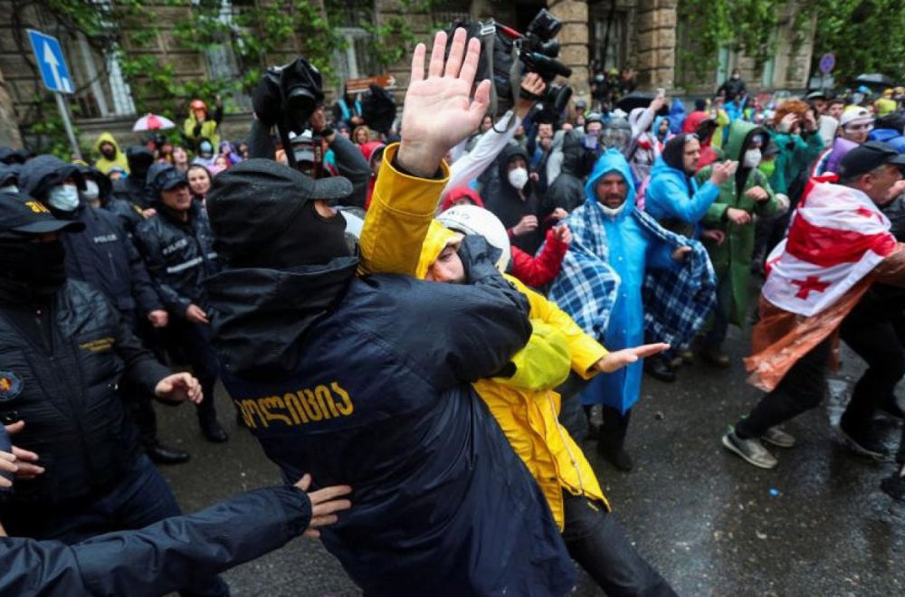 Gruzija: Usvojen kontroverzni "zakon o stranim agentima", novi protesti i tuča u skupštini