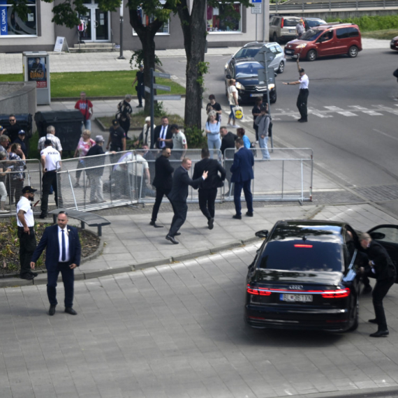 Atentat na premijera Slovačke; Svet u neverici; Fico u operacionoj sali VIDEO