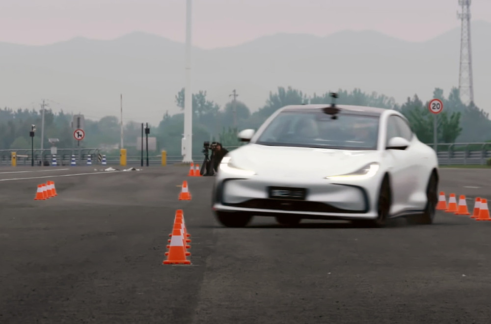 Kao po šinama: Kineski električni auto rekordno brzo na "testu severnog jelena" VIDEO