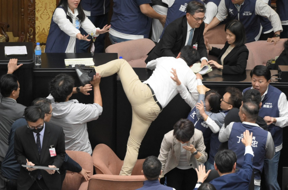 Neviđeno! Totalni cirkus u tajvanskom parlamentu: Poslanik zgrabio zakon i potrčao VIDEO