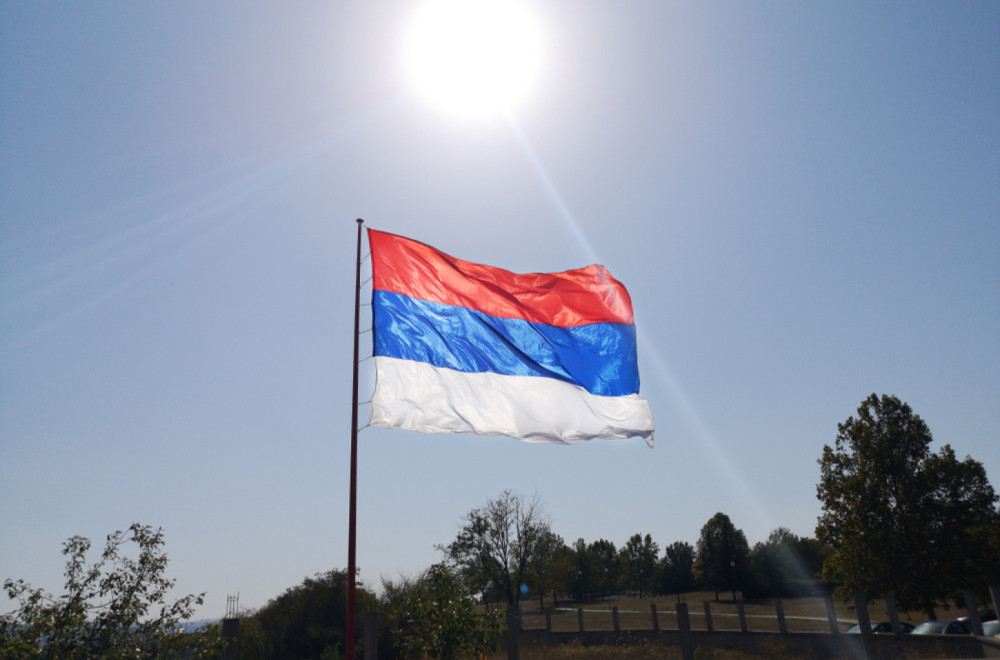 Sednica Vlade Republike Srpske u Srebrenici; Istaknute zastave
