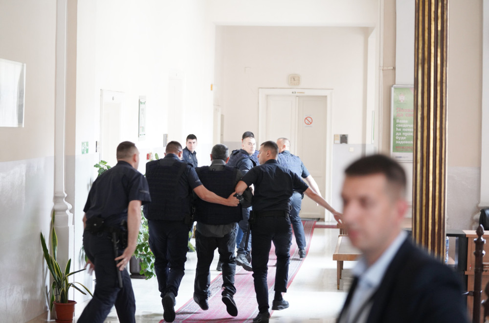 Objavljene fotografije haosa: Uroša Blažića sa pancirom na telu policija izvodi iz sudnice FOTO