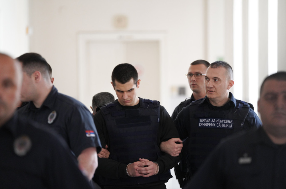Haos na suđenju za masakr kod Mladenovca: Blažića policija dovela sa pancirom, roditelji žrtava ga napali FOTO