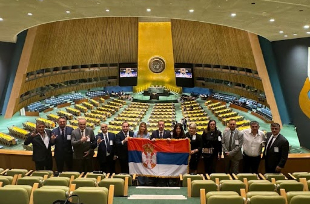 Skandal u UN: Srbi razvili trobojku, obezbeđenje pokušalo da je otme; "Ni za živu glavu" FOTO
