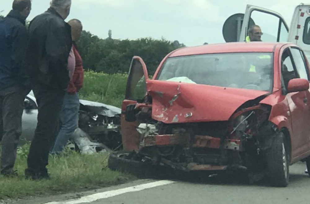 Teška nesreća kod Mladenovca: Povređene četiri osobe, automobili smrskani