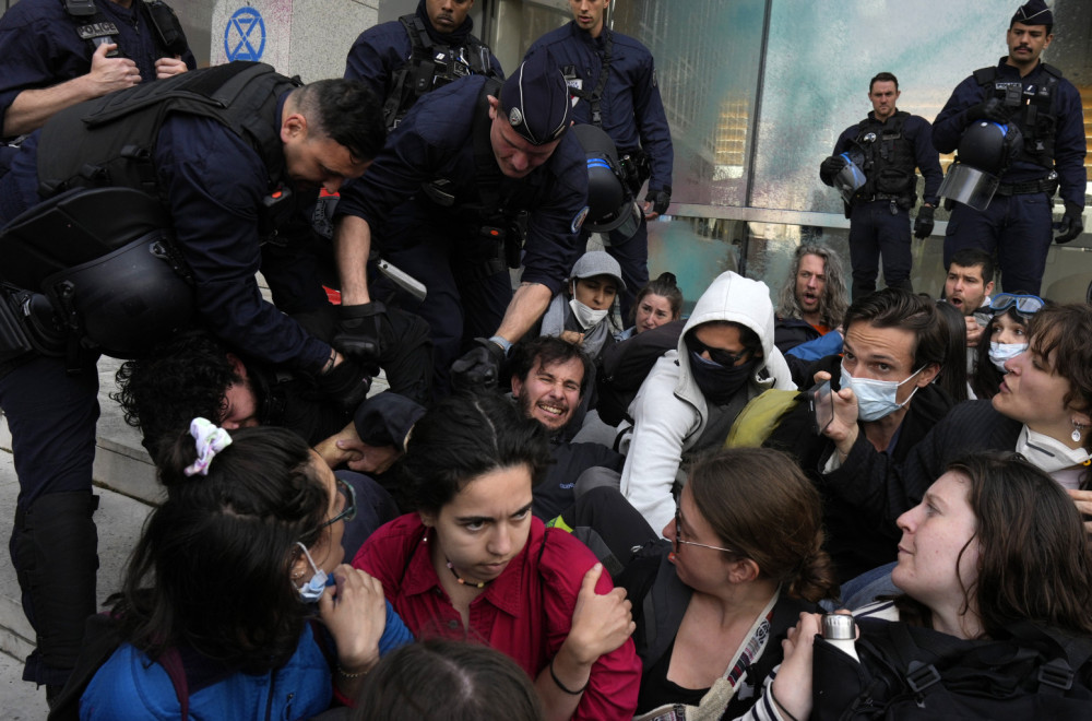 Haos u Parizu: Nasilni protesti; Uhapšeno više od 170 ljudi FOTO
