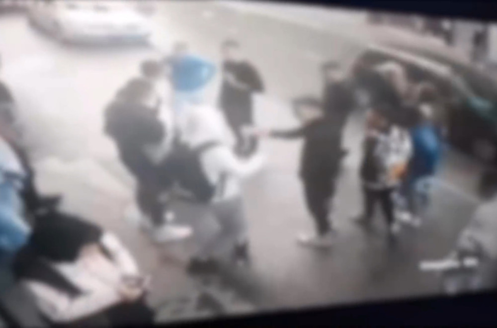 Pojavili se jezivi snimci: Brutalna tuča dečaka u centru Novog Pazara VIDEO